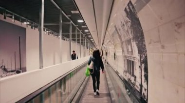 Monte Carlo, Monako - 4 Ekim 2024: İnsanlar Monako tren istasyonundan parlak ışıklarla geçiyorlar