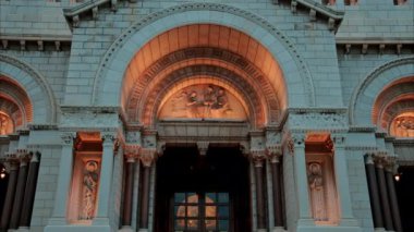 Akşamları Eski Şehir 'deki Monako Katedrali' nin cephesi