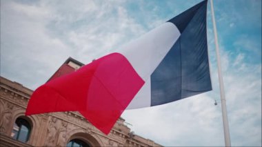 Fransa 'nın Cannes kentindeki Mairie de Cannes belediye binasının önünde Fransız bayrağı dalgalanıyor.