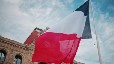 Fransa 'nın Cannes kentindeki Mairie de Cannes belediye binasının önünde Fransız bayrağı dalgalanıyor.