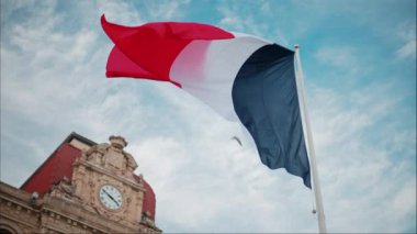 Fransa 'nın Cannes kentindeki Mairie de Cannes belediye binasının önünde Fransız bayrağı dalgalanıyor.