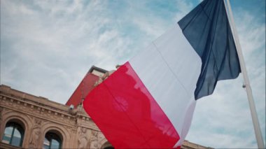 Fransa 'nın Cannes kentindeki Mairie de Cannes belediye binasının önünde Fransız bayrağı dalgalanıyor.