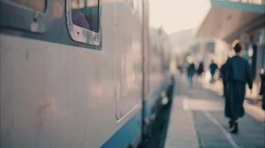 Nice Tren İstasyonu 'nda hareket eden insanların ve trenlerin bulanık görüntüsü