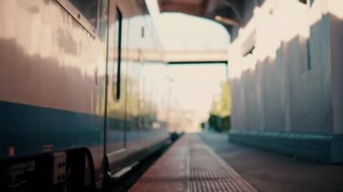 Nice Tren İstasyonu 'nda hareket eden trenin bulanık görüntüsü