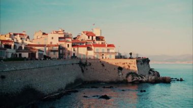 Günbatımında Fransa 'nın Antibes sahilindeki farklı binaların görüntüsü