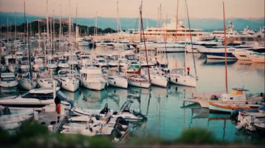 Antibes, Fransa 'daki Vauban Limanı' na çok sayıda tekne yanaştı.