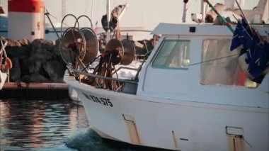 Golfe-Juan, Fransa - 8 Ekim 2024: Golfe-Juan Limanı 'na yanaşmış gemilerin yanından geçen beyaz tekne