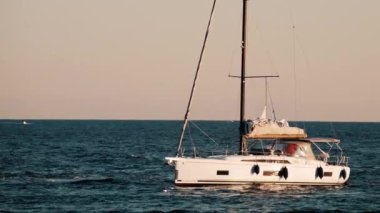 Fransa, Golfe-Juan 'da beyaz tekneler denizde hareket ediyor.