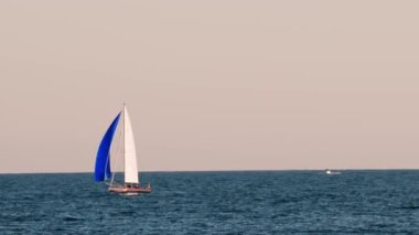 Fransa, Golfe-Juan 'da mavi yelkenli küçük bir gemi.