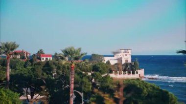 Fransa 'nın Golfe-Juan kıyısındaki binaların ve ağaçların panoramik manzarası