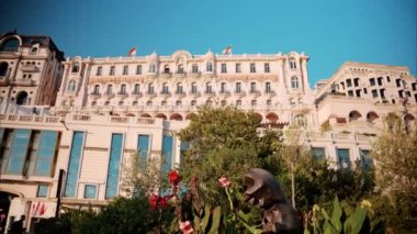 Monte Carlo, Monako - 14 Ekim 2024: Gündüz vakti Hotel de Paris cephesi