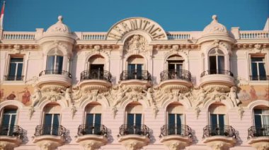 Monte Carlo, Monako - 14 Ekim 2024: Gündüz vakti Hotel de Paris cephesi