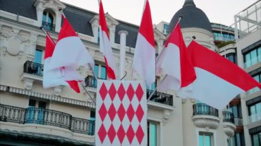 Monte Carlo, Monako - 24 Ekim 2024 Monako arması ve Paris Oteli önünde birden fazla bayrak sallanıyor.