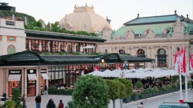 Monte Carlo, Monaco - 24 Ekim 2024: Monte Carlo Kumarhanesi yakınlarındaki Cafe de Paris sokak manzarası