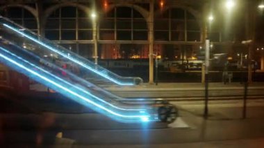 Monte Carlo, Monako - 4 Ekim 2024: Monako tren istasyonunda parlak ışıklarla hareket eden tren