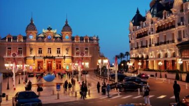 Monte Carlo, Monaco - 24 Ekim 2024: Monte Carlo Kumarhanesi önünde sallanan birden fazla Monegasque bayraklarının sokak görüntüsü