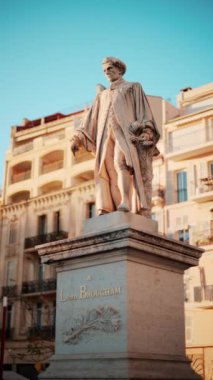Cannes, Fransa - 14 Ekim 2024 Lord Brougham Anıtı, gündüz vakti. Dikey