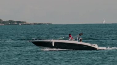 Güzel, Fransa - 24 Ekim 2024: Bulutlu bir günde bir teknede hareket eden iki kişi