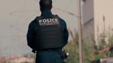 Nice, Fransa 'da sokaklarda devriye gezen iki Fransız polis memuru.