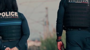 Nice, Fransa 'da sokaklarda devriye gezen iki Fransız polis memuru.