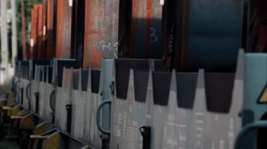 Nice, Fransa 'daki istasyonun yakınındaki raylarda hareket eden eski bir trenin kapanışı.