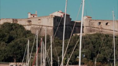 Fransa 'nın Antibes şehrinde Fort Carre ile Vauban Limanı' na yanaşan tekneler var.