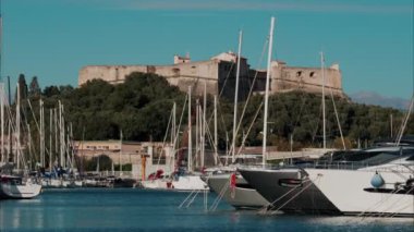 Fransa 'nın Antibes şehrinde Fort Carre ile Vauban Limanı' na yanaşan tekneler var.