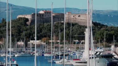 Fransa 'nın Antibes şehrinde Fort Carre ile Vauban Limanı' na yanaşan tekneler var.