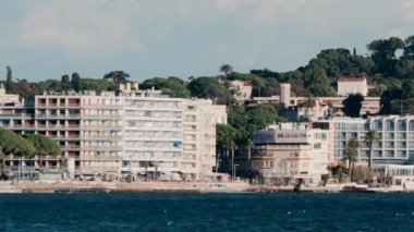 Vallauris, Fransa 'da denizlerde kanat sörfü yapan bir adamın uzak görüşü