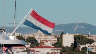 Hollanda bayrağı Fransa 'nın Antibes kentindeki Port Camille Rayon' a yanaşmış bir teknede sallanıyor.