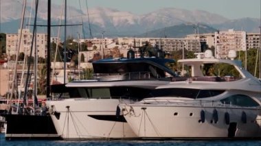 Fransa 'nın Antibes kentindeki Port Camille Rayon' a çok sayıda tekne yanaştı.