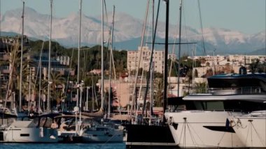 Fransa 'nın Antibes kentindeki Port Camille Rayon' a çok sayıda tekne yanaştı.