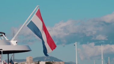 Hollanda bayrağı Fransa 'nın Antibes kentindeki Port Camille Rayon' a yanaşmış bir teknede sallanıyor.