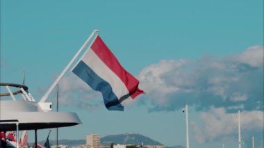 Hollanda bayrağı Fransa 'nın Antibes kentindeki Port Camille Rayon' a yanaşmış bir teknede sallanıyor.