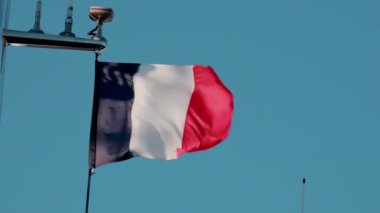 Mavi bir arka planda dalgalanan Fransa bayrağı