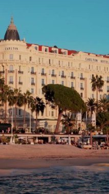Cannes, Fransa - 4 Kasım 2024: şehrin kıyısındaki Carlton Hotel 'in uzak manzarası. Dikey