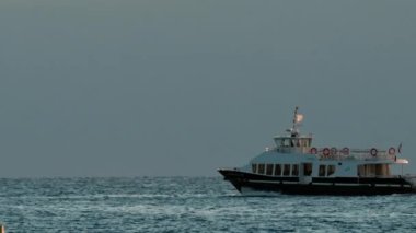 Akşamları Fransa 'nın Cannes şehrinde tekne denize açılıyor.