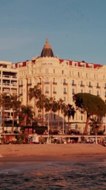 Cannes, Fransa - 4 Kasım 2024: şehrin kıyısındaki Carlton Hotel 'in uzak manzarası. Dikey