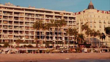 Cannes, Fransa - 4 Kasım 2024: Şehir kıyısındaki Carlton Oteli 'nin uzak manzarası