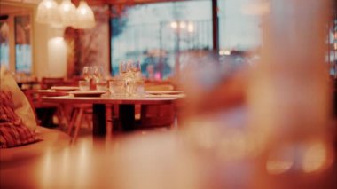 Bir restoranın manzarası ve atmosferi.