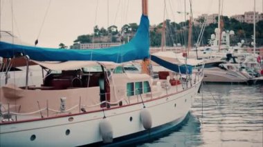Monaco Marina 'ya kenetlenmiş teknelerin görüntüsü ve arka planda şehrin silüeti.