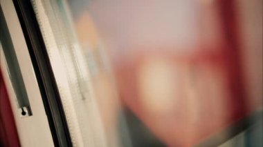 Bulanık görünümlü hareket eden bir trenin penceresini kapat