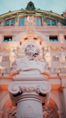 Monte Carlo, Monaco - 24 Ekim 2024: Monte Carlo Kumarhanesi 'ndeki bir heykelin yakınında. Dikey