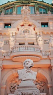 Monte Carlo, Monaco - 24 Ekim 2024: Monte Carlo Kumarhanesi 'ndeki bir heykelin yakınında. Dikey