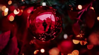 Kırmızı Noel süslerini ve ağaçtaki ışıkları kapatın.