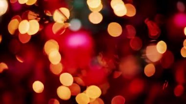 Bulanık Noel süslemelerini ve ağaçtaki ışıkları kapat