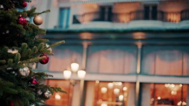 Monako 'daki Monte Carlo Kumarhanesi' nin önündeki Noel ağacının süslemelerini kapat.