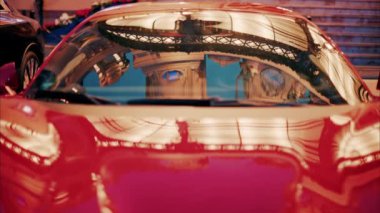 Monaco 'daki Monte Carlo Kumarhanesi' nin avlusundaki kırmızı bir arabayı kapat.