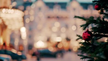 Monaco 'daki Monte Carlo Kumarhanesi' nin önündeki Noel ağacının süslemelerini kapat.