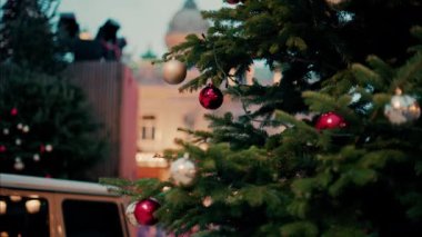 Monaco 'daki Monte Carlo Kumarhanesi' nin önündeki Noel ağacının süslemelerini kapat.